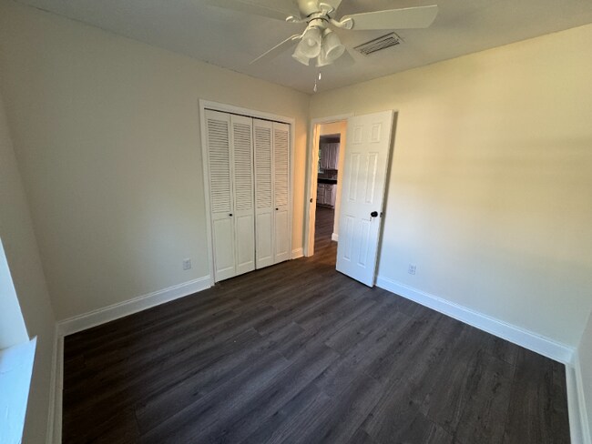Building Photo - 213 Amellia Pl