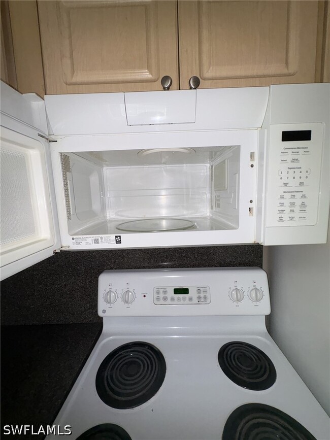 Building Photo - 141 18th Ave NE