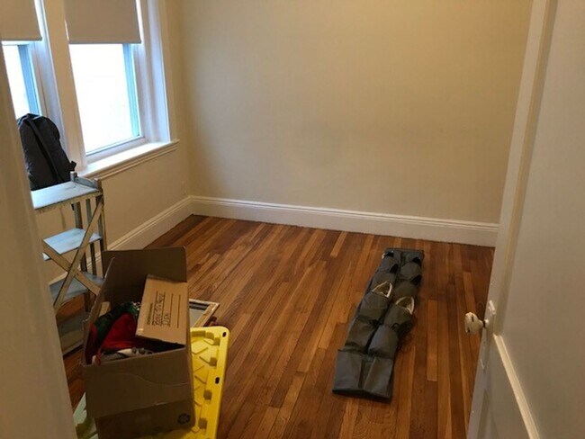 Building Photo - Large updated 2 bed unit with the landlord...