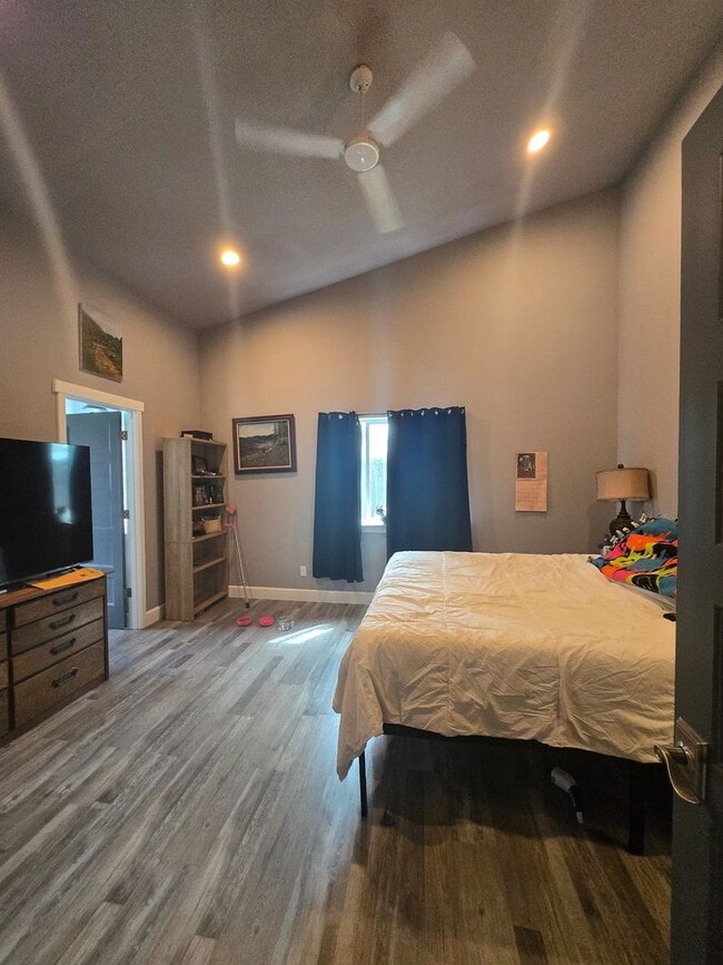 Building Photo - 3 Bedroom 2 Bath with Garage in Mossyrock