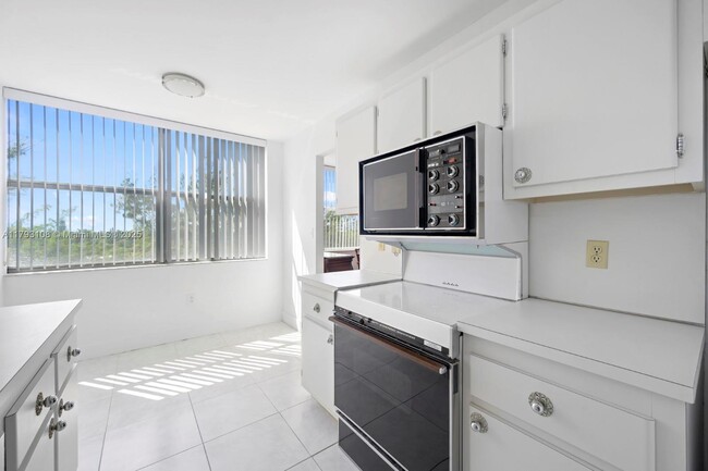 Building Photo - 1300 NE Miami Gardens Dr