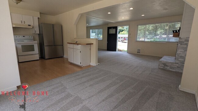 Building Photo - 910 Gregory Way SE