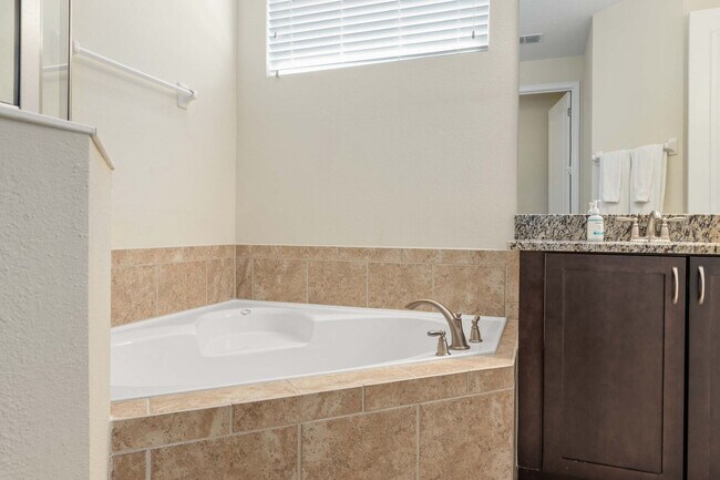 Building Photo - 909 Desert Mountain Ct
