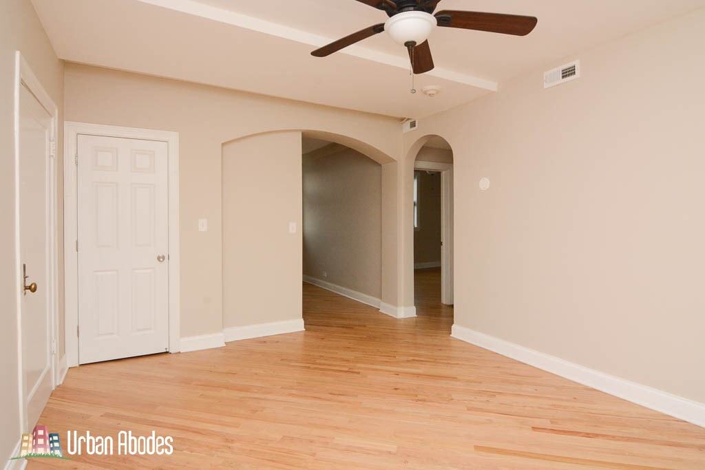 Building Photo - 922 N Green Bay Rd