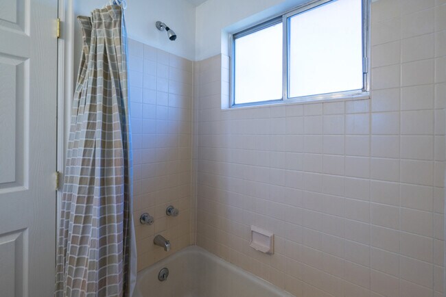 Building Photo - 3 Bedroom Home In St. George With Spacious Backyard