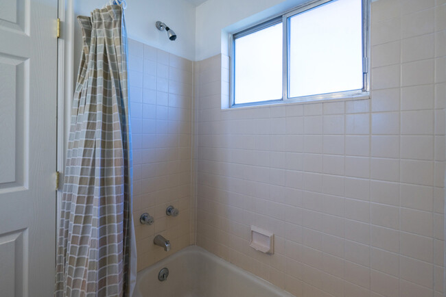 Building Photo - Great 3 bedroom and 2.5 bath home - 6 or 1...