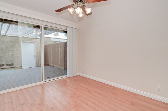 Building Photo - Spacious End-Unit 2 Bed, 2 Bath with Den For Lease in Irvine