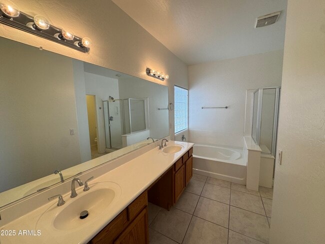 Building Photo - 3323 E Roadrunner Dr