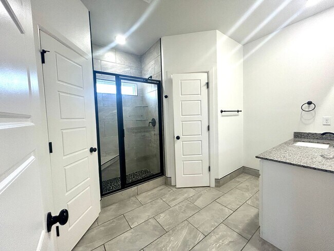 Building Photo - Centerton Home Available NOW! 4 bed, 2 full bath no carpet home. LARGE fenced backyard