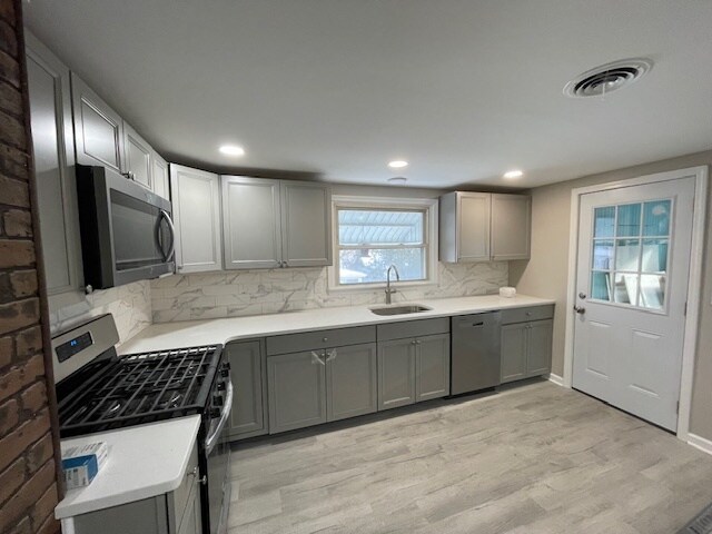 Building Photo - 28 Leversee Ave