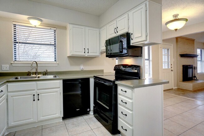 Building Photo - Super Nice 3-2-2 Brick Home!