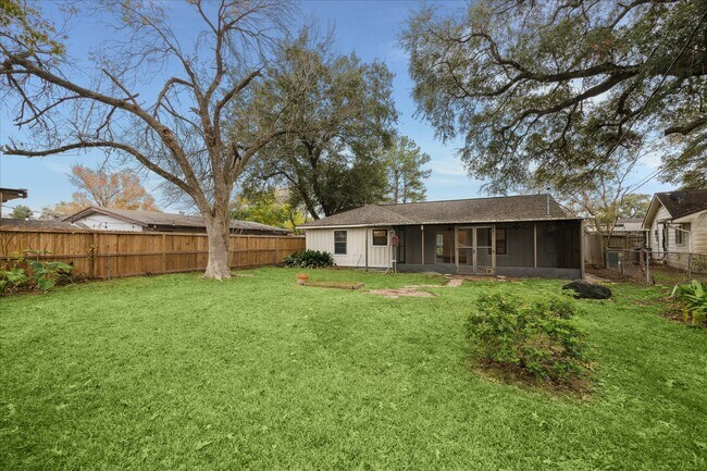 Building Photo - 7262 Roos Rd