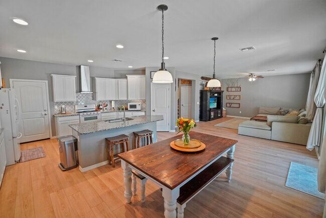Building Photo - Gorgeous 4+1 Bdrm Home in Gladden Farms wi...