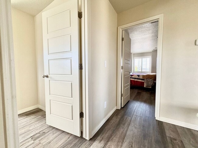 Building Photo - 3 Bed, 2.5 Bath Lakeview Home (Upper Unit) with Private Yard in Quiet Neighborhood!