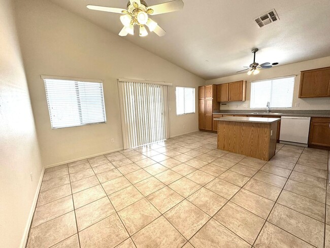 Building Photo - 3 bedroom plus den, 2 bath, on the golf co...