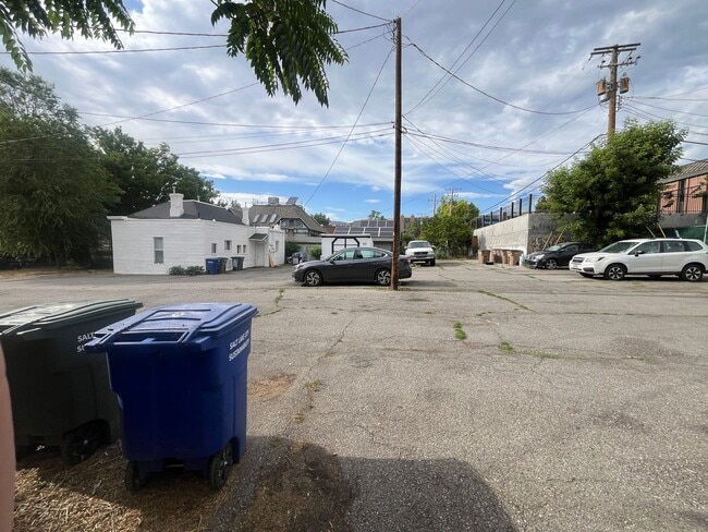 Building Photo - Charming 1 Bedroom Apartment - $300 off fi...