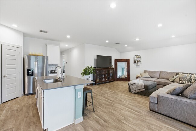 Building Photo - 130 Lk Wy Cir