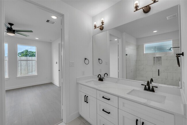 Building Photo - 4320 Avron Dr