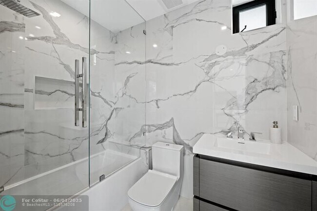 Building Photo - 401 Lido Dr