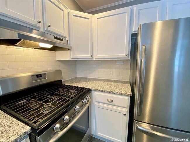 Building Photo - 39 W 7th St