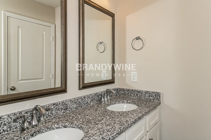Building Photo - 573 Glenmanor Dr