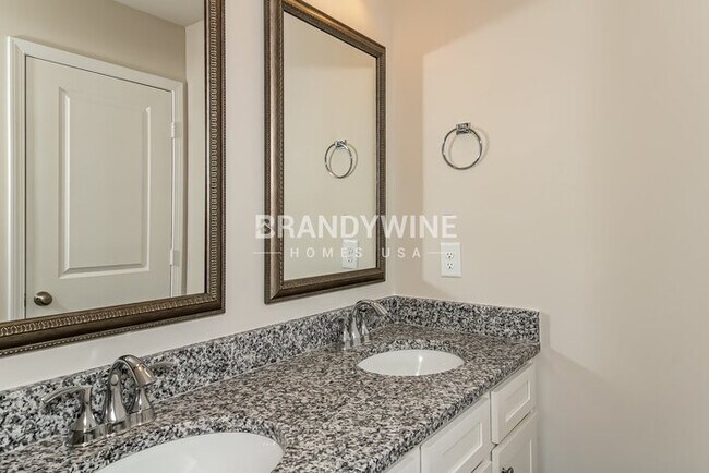 Building Photo - 576 Glenmanor Dr