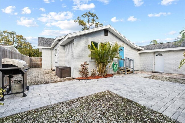 Building Photo - 2606 W Henry Ave