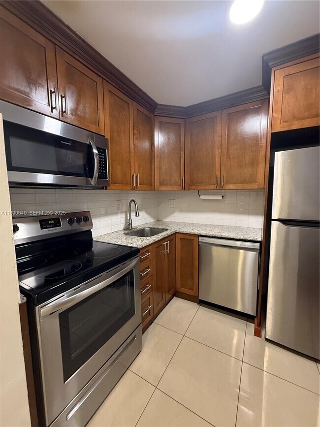 Building Photo - 100 SE 5th Ave