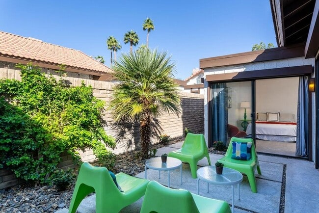 Building Photo - 2477 E Miramonte Cir