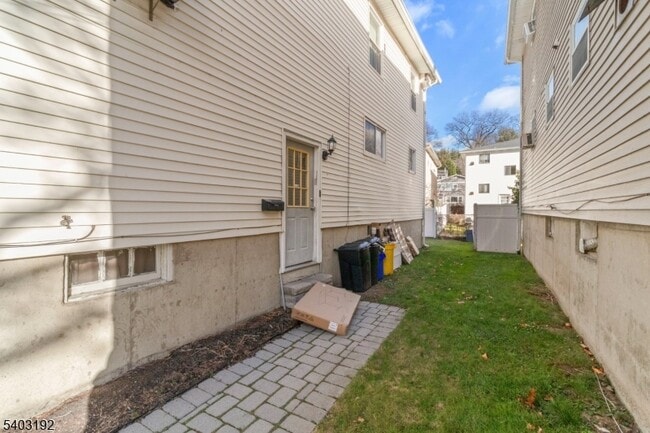 Building Photo - 19 Cooper Dr