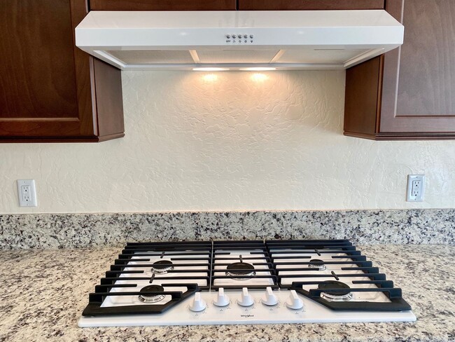 Building Photo - $2,295 Bullard & Leonard, Charming 3 Bedroom - La Canada Ave, Clovis