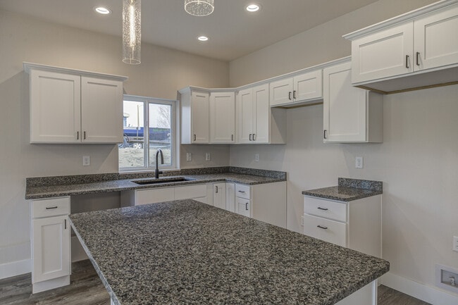 Building Photo - 600 Badger Ln