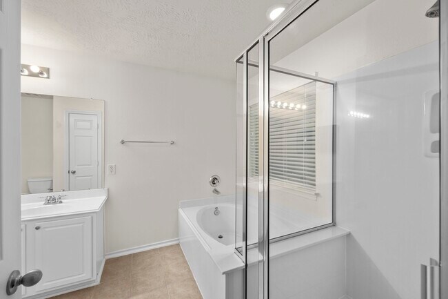 Building Photo - 12475 Saratoga Woods Ln