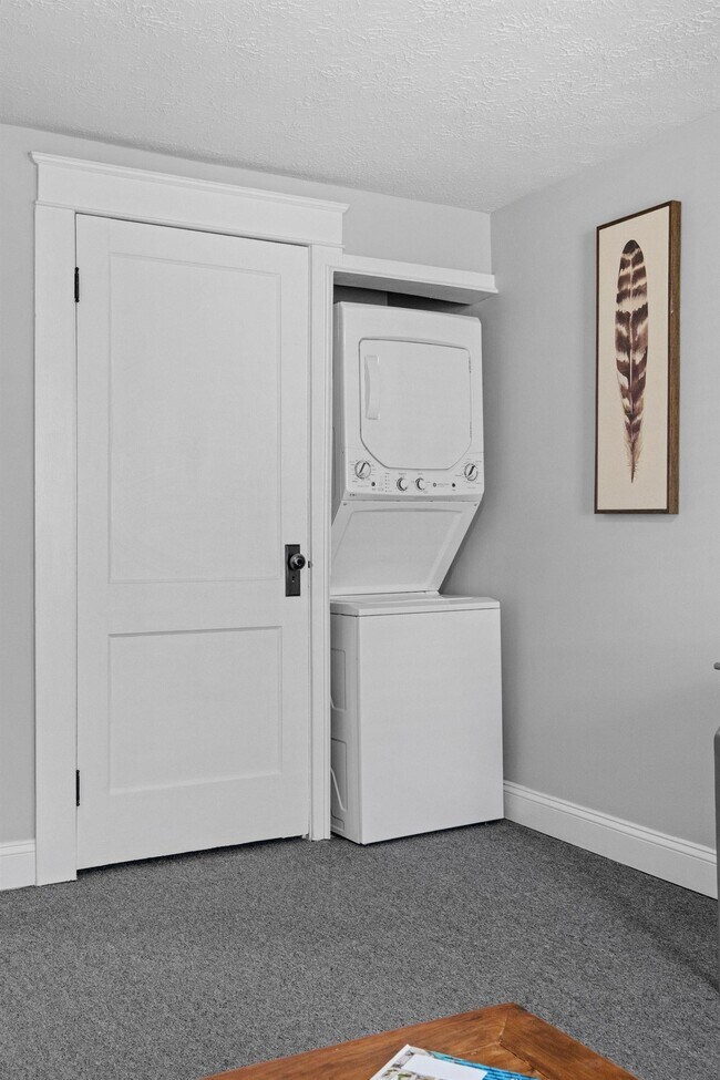 Building Photo - 65 S Elm St