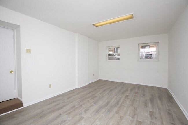 Building Photo - 3954 N Janssen Ave