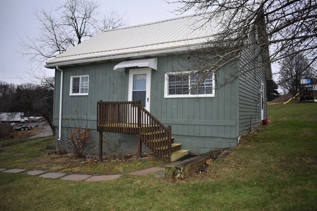 Building Photo - Newly updated 3 bedroom, 1 bathroom house....