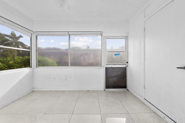 Building Photo - 811 Salem Ln