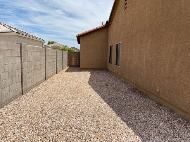 Building Photo - Exceptional 4BR/2BA Home in Magma Ranch! T...