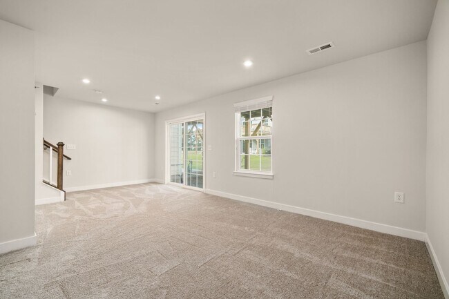 Building Photo - Creekside Commons Townhome- Available Augu...