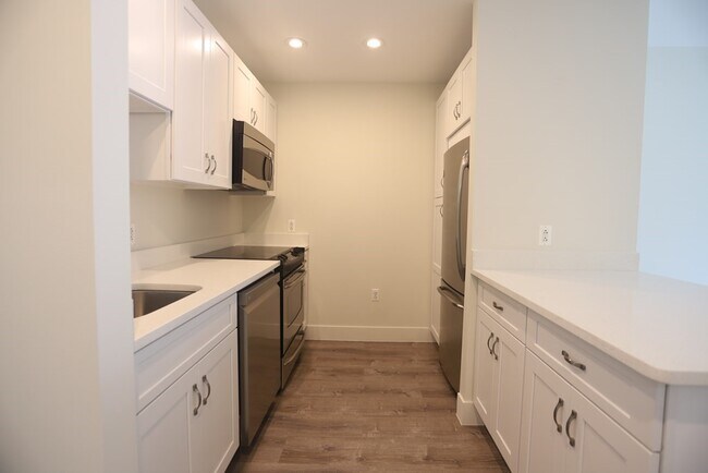 Building Photo - 24 2nd St