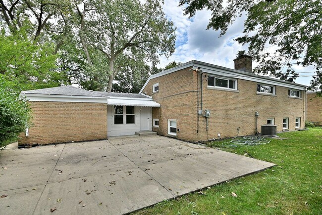 Building Photo - 6750 N Kostner Ave