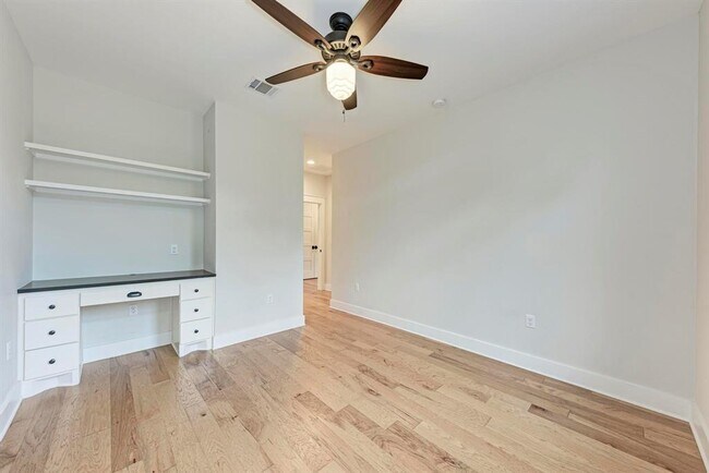 Building Photo - 1707 W St Johns Ave