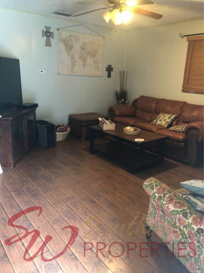 Building Photo - 2 Bedroom, 1 Bathroom with Awesome Backyard