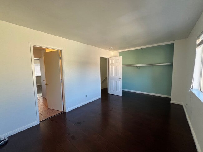 Building Photo - Duplex available in Little Saigon!