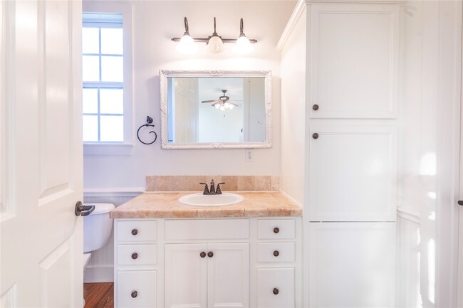 Building Photo - 3831 Meadow View Ln