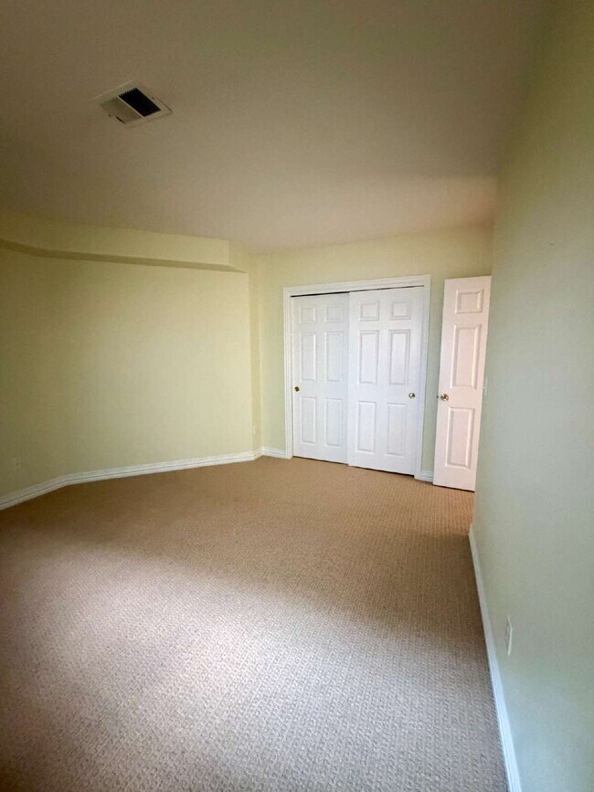 Building Photo - Don’t Miss out on this 4-bedroom 3 bath home in the gated Lighthouse Villas Community.