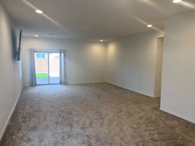 Building Photo - Newer 4 Br, 2 Ba, with the major appliance...