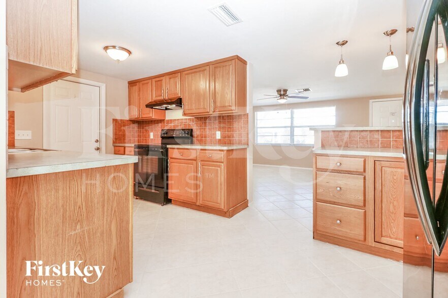 Building Photo - 7600 Topay Ln