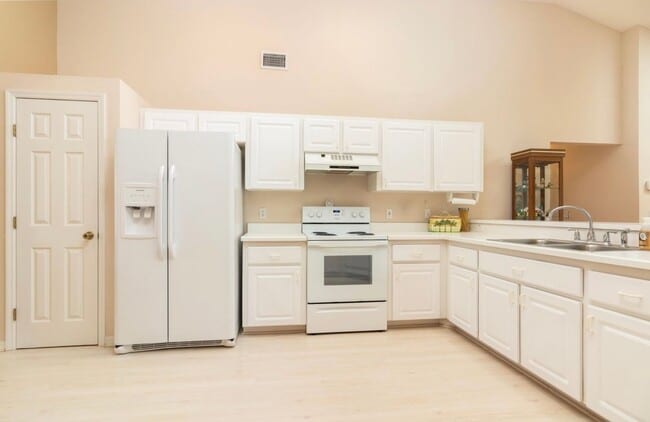 Building Photo - 3 Bedroom available in Daytona Beach