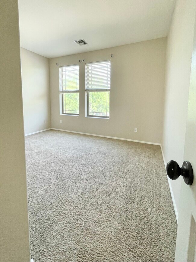 Building Photo - Fabulous 4-Bedroom Home For Rent in Goodyear!!